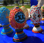 Пасхальный фестиваль: новосибирцы расписали яйца под звон колоколов