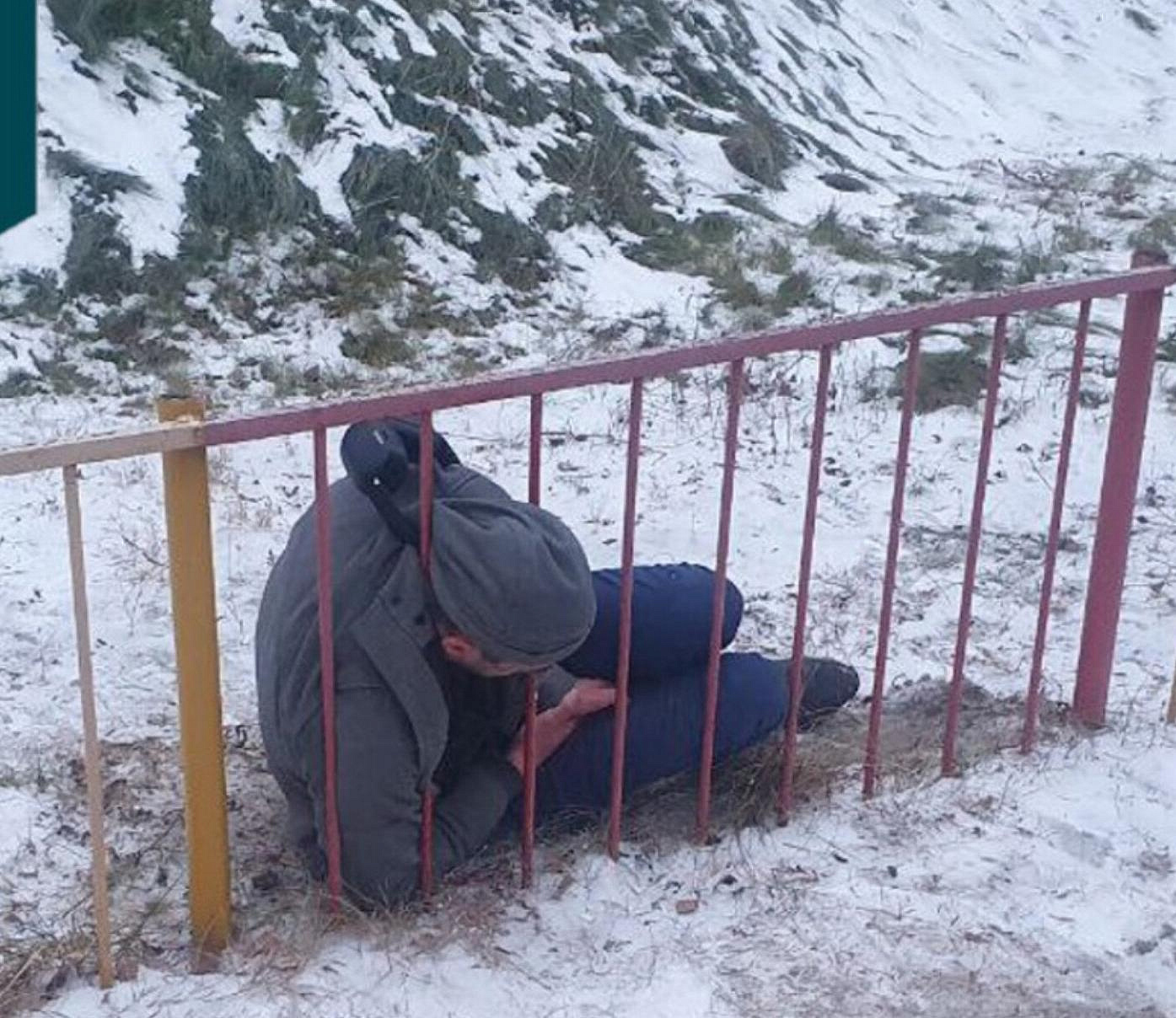 Застрявшего головой в заборе новосибирца освободили спасатели