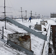 Клемешов потребовал оперативно убирать сброшенный снег с тротуаров
