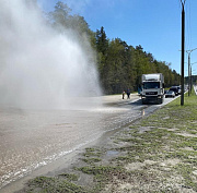На Бердском шоссе прорвало трубу — вода хлынула на дорогу
