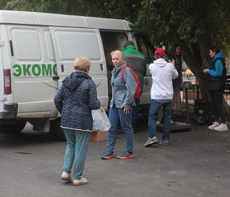 Новосибирцы обменяли сломанные айфоны на яблоки в «Экодворах»