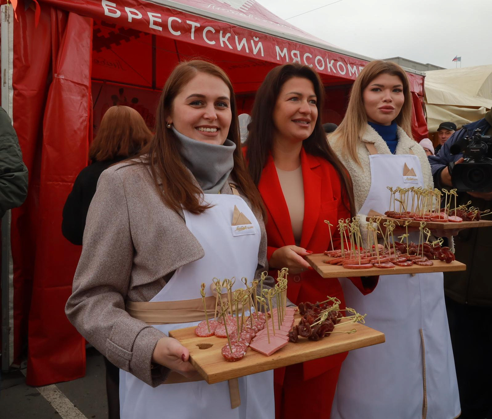 Колбасу с углём и маринованный чеснок предлагают на белорусской ярмарке