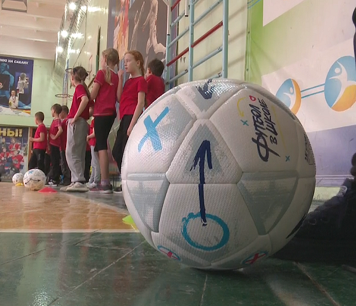 Фестиваль «Футбол в школе»: спортсмены научили детей вести мяч змейкой