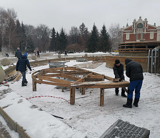 Первомайский сквер в Новосибирске начали украшать новогодними гирляндами