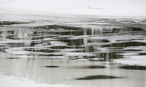 Четверых рыбаков сняли с дрейфующей льдины на Обском море